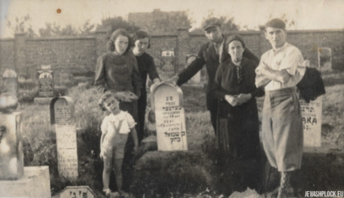 The grave of Nachman Celner, son of Szmul, 1937 (next to the tombstone, members of the Krasiewicz and Pasek family)